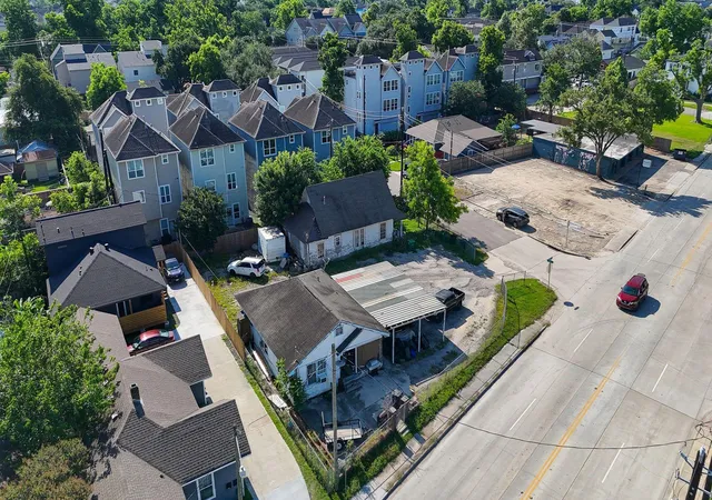 Photo 4 of Multi family home for sale at 707 E 28th Street, Houston, TX 77009 | MLS# 29442996 | Listing updated on 2026-06-13