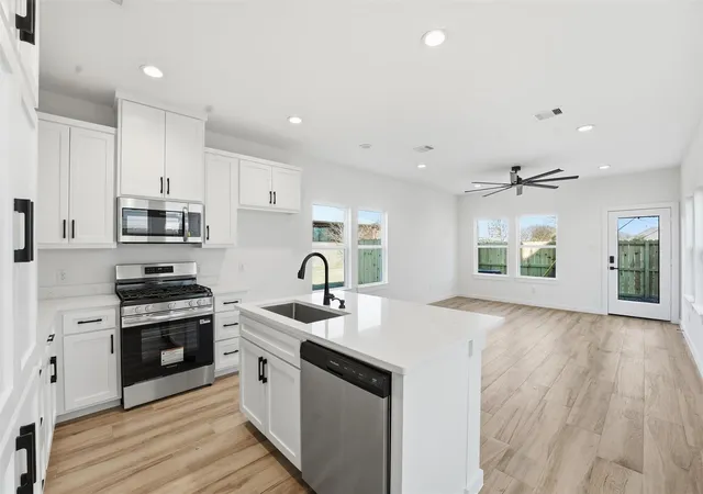 1st image of 530 N 4th St, La Porte, TX 77571 | MLS# 58475912