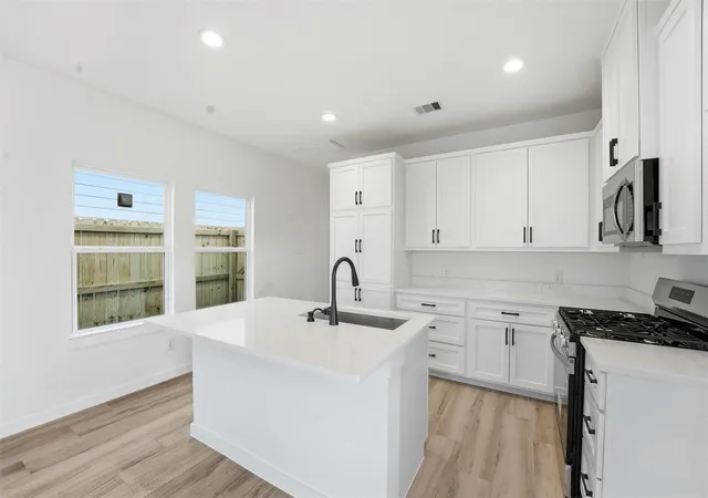 3rd image of 530 N 4Th St, La Porte, TX 77571 | MLS# 58475912