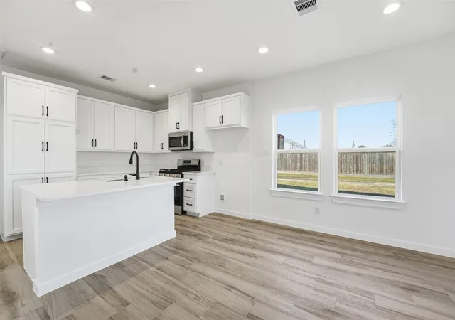 4th image of 530 N 4Th St, La Porte, TX 77571 | MLS# 58475912