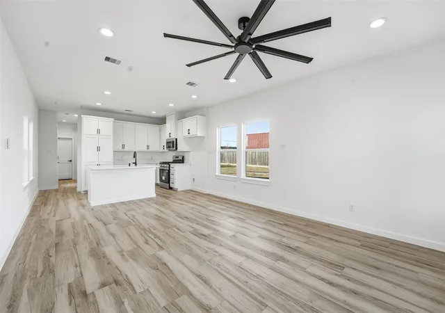 5th image of 530 N 4Th St, La Porte, TX 77571 | MLS# 58475912