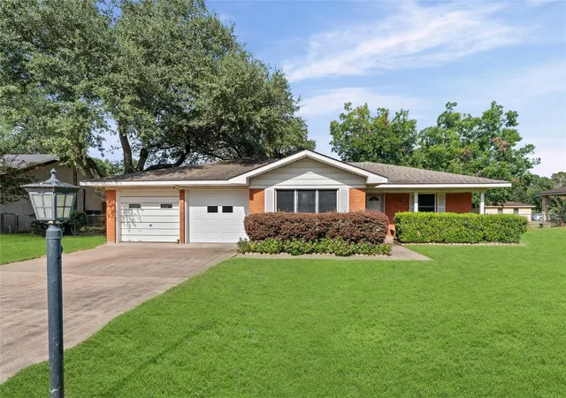 Photo 1 of Single family home for sale at 1005 N Fowlkes St, Sealy, TX 77474 | MLS# 94721551 | Listing updated on 2026-09-11