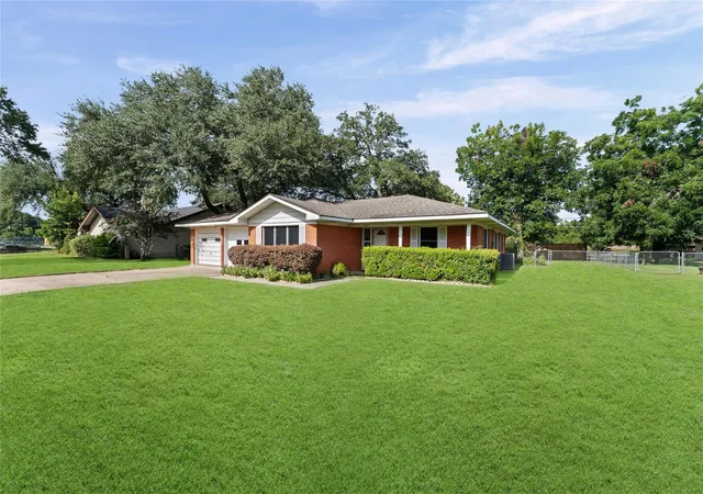 Photo 2 of Single family home for sale at 1005 N Fowlkes St, Sealy, TX 77474 | MLS# 94721551 | Listing updated on 2026-09-11