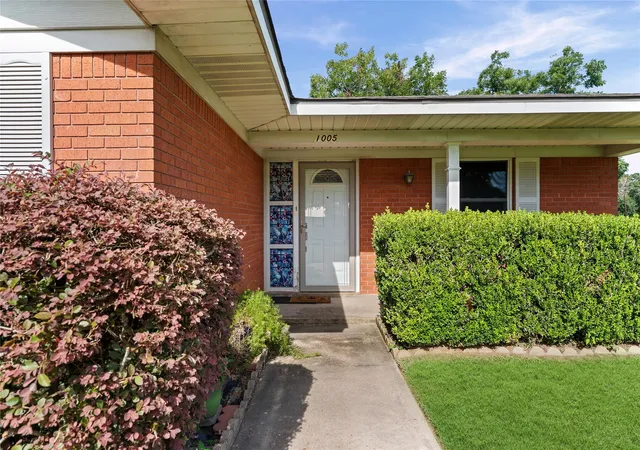 Photo 3 of Single family home for sale at 1005 N Fowlkes St, Sealy, TX 77474 | MLS# 94721551 | Listing updated on 2026-09-11