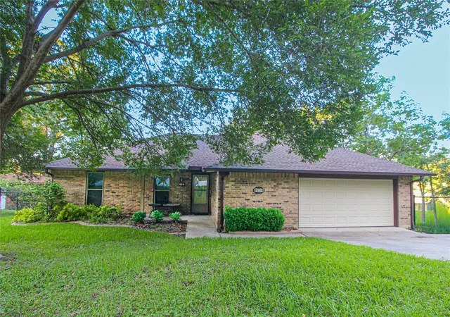 1st image of 262 W Lake Dr, Livingston, TX 77351 | MLS# 94392108
