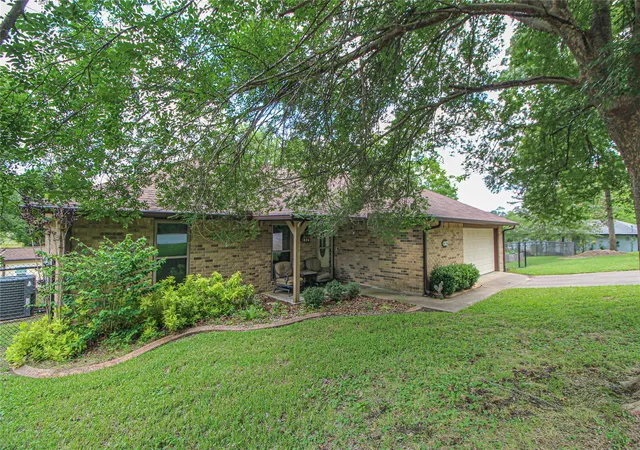 3rd image of 262 W Lake Dr, Livingston, TX 77351 | MLS# 94392108