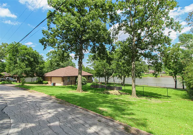 5th image of 262 W Lake Dr, Livingston, TX 77351 | MLS# 94392108