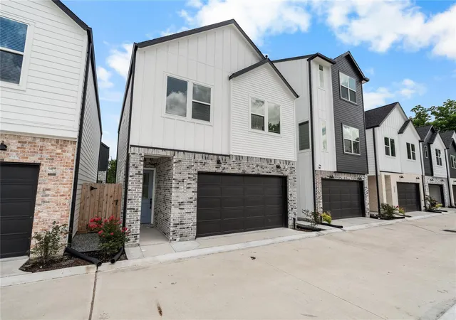 Photo 2 of Single family home for sale at 4746 Martin Hill Street, Houston, TX 77018 | MLS# 43802376 | Listing updated on 2026-09-22