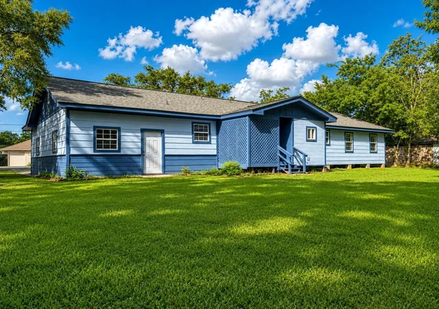 3rd image of 316 Riley Rd, Clute, TX 77531 | MLS# 30120415