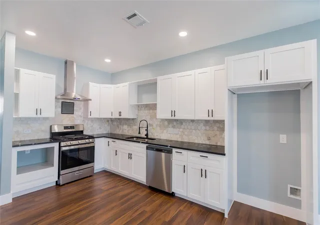 4th image of 818 Westshire Dr, Houston, TX 77013 | MLS# 72459067