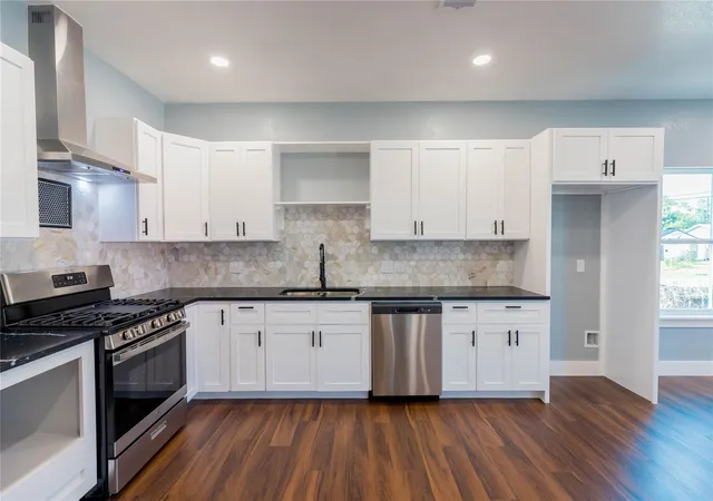 5th image of 818 Westshire Dr, Houston, TX 77013 | MLS# 72459067