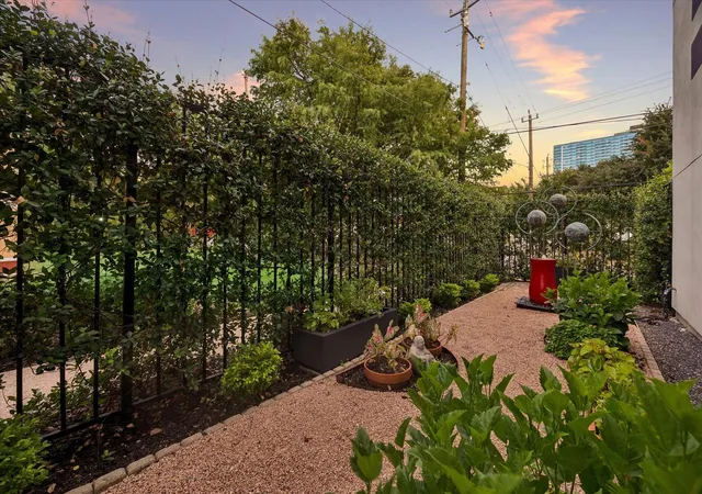 Photo 2 of Townhouse for sale at 2608 Montrose Blvd, Houston, TX 77006 | MLS# 63034744 | Listing updated on 2026-08-30