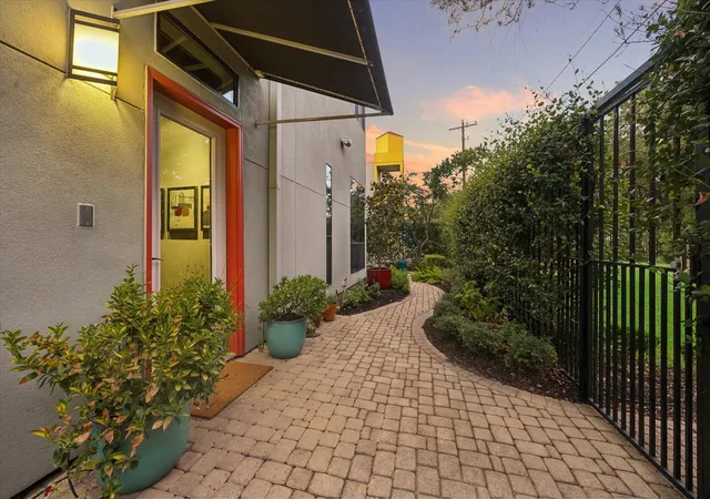 Photo 3 of Townhouse for sale at 2608 Montrose Blvd, Houston, TX 77006 | MLS# 63034744 | Listing updated on 2026-08-30