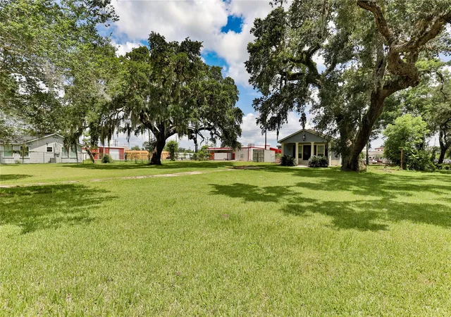 3rd image of 444 E Clay St, West Columbia, TX 77486 | MLS# 17811773