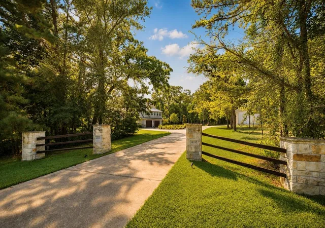Photo 3 of Single family home for sale at 10332 Crown Ranch Blvd, Montgomery, TX 77316 | MLS# 31010647 | Listing updated on 2026-07-08