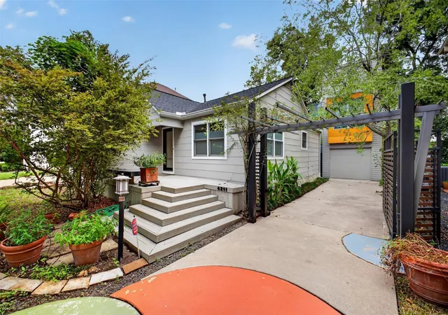 Photo 3 of Sale Pending at 4211 Albans St, Houston, TX 77005 | MLS# 47486437 | Listing updated on 2026-09-16