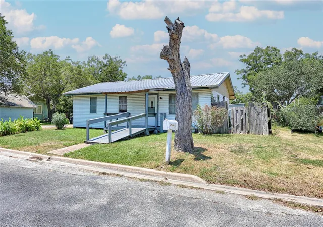 Photo 3 of Single family home for sale at 505 Kellett Ave, Schulenburg, TX 78956 | MLS# 72628090 | Listing updated on 2026-08-28