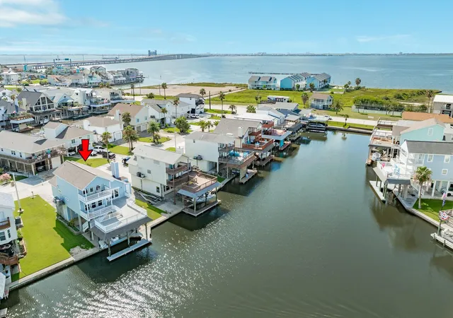 Photo 3 of Single family home for sale at 325 Admiral Cir, Galveston, TX 77554 | MLS# 98736920 | Listing updated on 2026-09-20