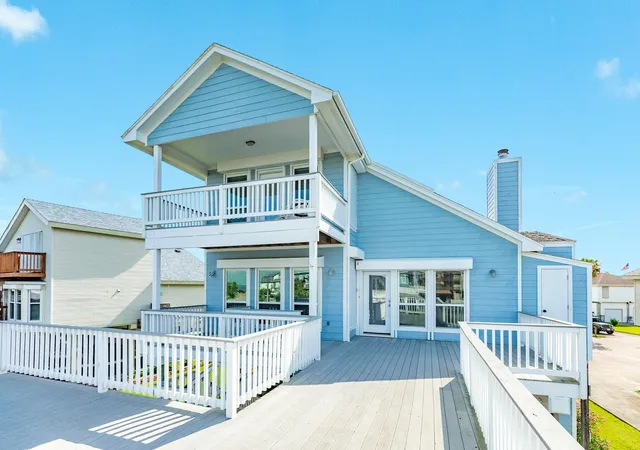 Photo 4 of Single family home for sale at 325 Admiral Cir, Galveston, TX 77554 | MLS# 98736920 | Listing updated on 2026-09-20