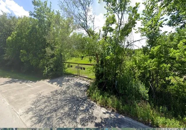 2nd image of 2612 Lake Rd, La Marque, TX 77568 | MLS# 89980745