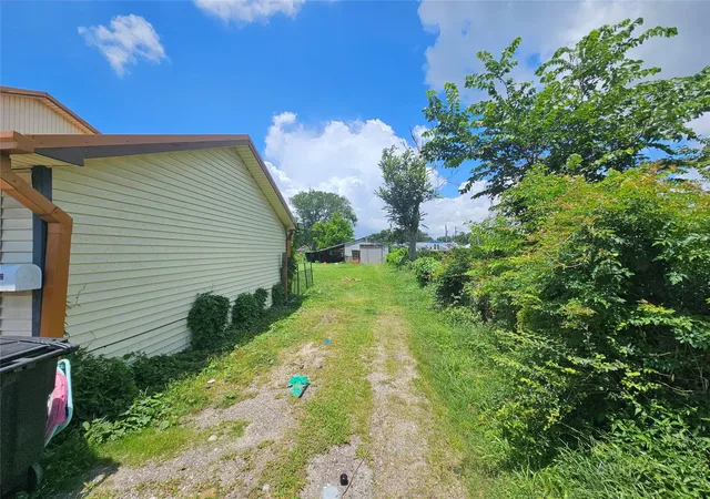 2nd image of 712 Oak Ave, Highlands, TX 77562 | MLS# 26384272