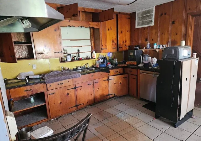 4th image of 712 Oak Ave, Highlands, TX 77562 | MLS# 26384272