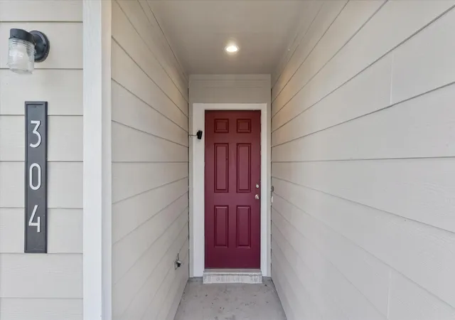 Photo 4 of Single family home for sale at 304 Del Monte Dr, Huntsville, TX 77320 | MLS# 88068749 | Listing updated on 2026-08-08