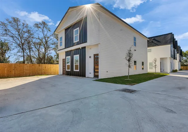 1st image of 8611 8613 Manus, Houston, TX 77093 | MLS# 82285041