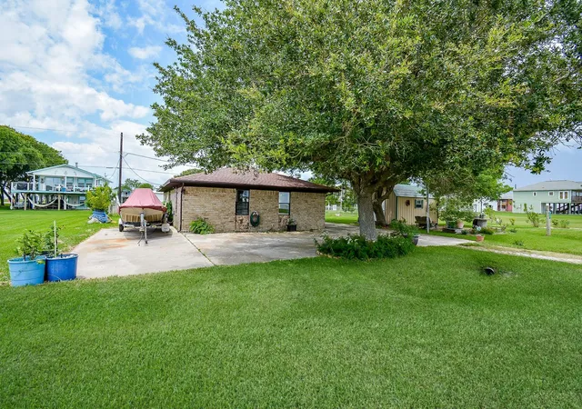 Photo 4 of Single family home for sale at 1495 W Bayshore Dr, Palacios, TX 77465 | MLS# 60121427 | Listing updated on 2026-09-04