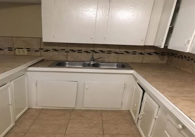3rd image of 911 Fortune St, Houston, TX 77088 | MLS# 74743031