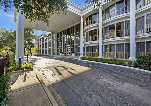 2nd image of 5050 Ambassador Wy #112, Houston, TX 77056 | MLS# 21112691
