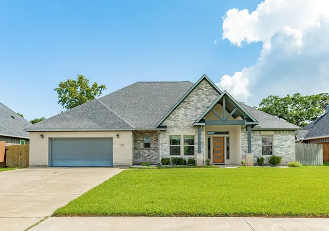 1st image of 216 Creekside Ln, Lake Jackson, TX 77566 | MLS# 65166377