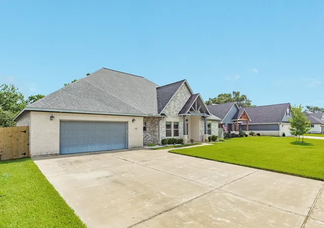 2nd image of 216 Creekside Ln, Lake Jackson, TX 77566 | MLS# 65166377