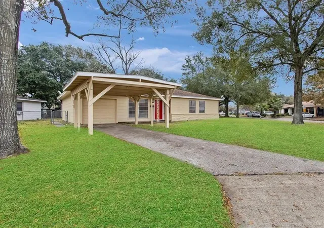 Photo 3 of Single family home for sale at 1000 S Shepherd Dr, Baytown, TX 77520 | MLS# 66165481 | Listing updated on 2026-08-08