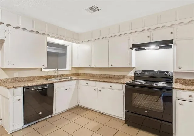 Photo 3 of Single family home for sale at 1000 S Shepherd Dr, Baytown, TX 77520 | MLS# 66165481 | Listing updated on 2026-09-21
