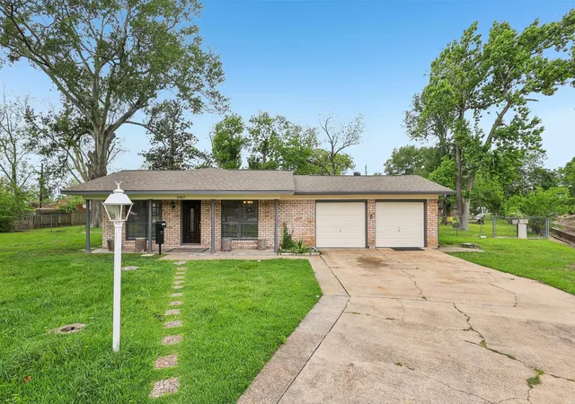 2nd image of 3907 Galway Ln, Houston, TX 77080 | MLS# 97924976
