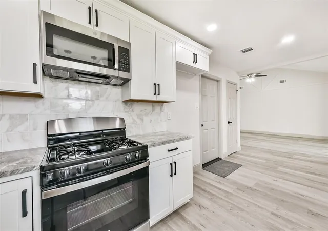 Photo 3 of Sale Pending at 2005 Cheryl Dr, Pearland, TX 77581 | MLS# 53576427 | Listing updated on 2026-09-11