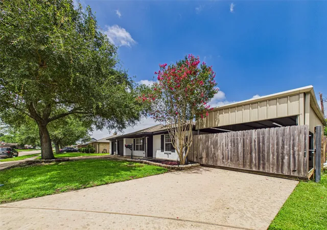 3rd image of 3205 Village Ln, Deer Park, TX 77536 | MLS# 25636575