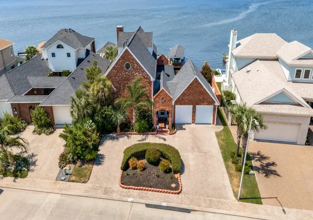 Photo 2 of Single family home for sale at 7312 Offats Point Cir, Galveston, TX 77551 | MLS# 69977417 | Listing updated on 2026-08-27