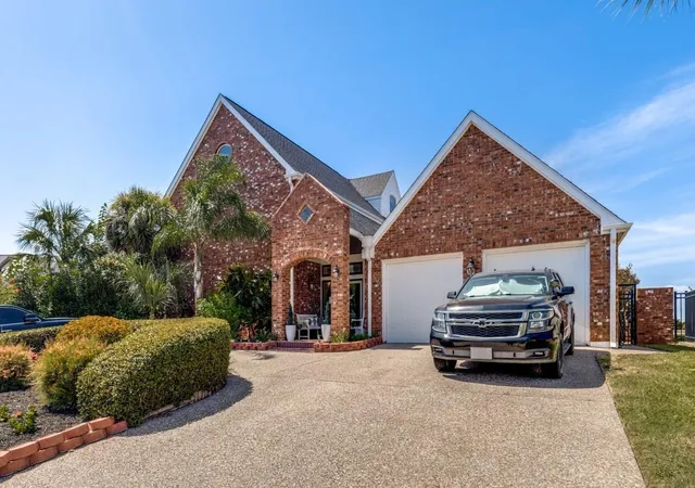 Photo 3 of Single family home for sale at 7312 Offats Point Cir, Galveston, TX 77551 | MLS# 69977417 | Listing updated on 2026-08-27