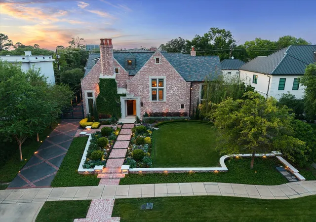 Photo 1 of Mansion for sale at 2158 Chilton Rd, Houston, TX 77019 | MLS# 85251370 | Listing updated on 2026-09-08
