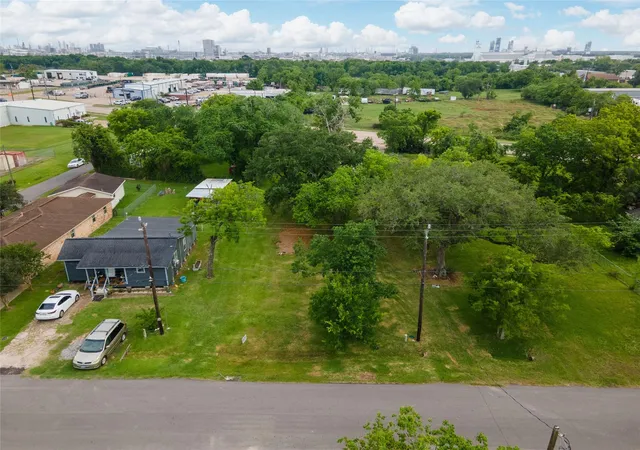 11th image of 507 Cemetery St, Clute, TX 77531 | MLS# 35683035