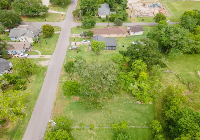 5th image of 507 Cemetery St, Clute, TX 77531 | MLS# 35683035