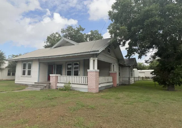 1st image of 115 Summit St, Schulenburg, TX 78956 | MLS# 54807001