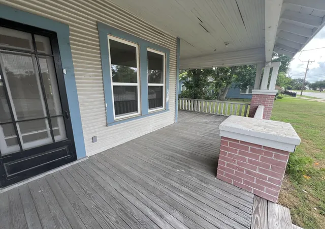Photo 3 of Single family home for sale at 115 Summit St, Schulenburg, TX 78956 | MLS# 54807001 | Listing updated on 2026-07-12