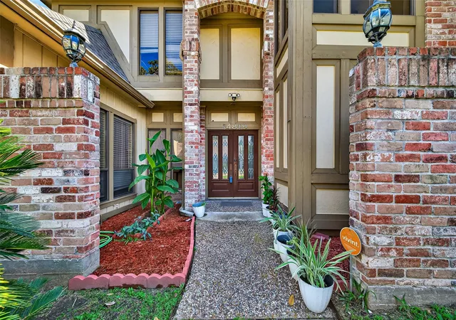 Photo 4 of Sale Pending at 14819 Alderwick Dr, Sugar Land, TX 77498 | MLS# 38037566 | Listing updated on 2026-09-14