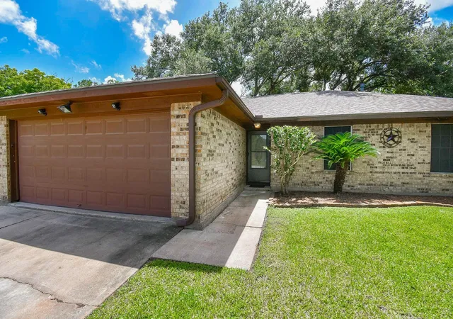 3rd image of 2014 Jones St, Rosenberg, TX 77471 | MLS# 61891088