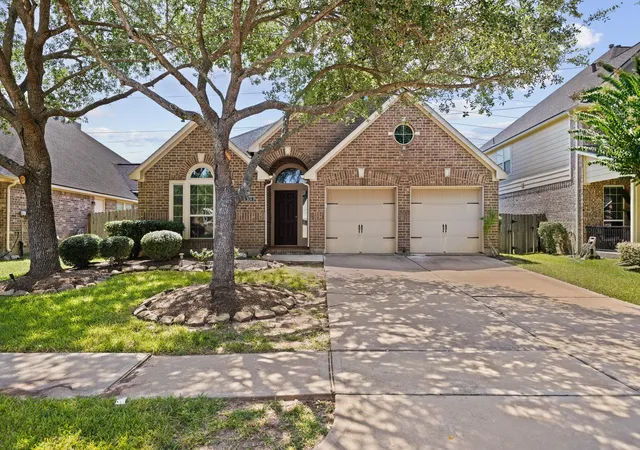 3rd image of 2634 Night Song Dr, Pearland, TX 77584 | MLS# 74648506