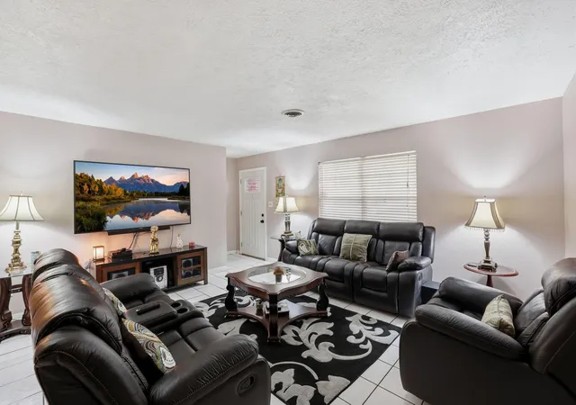 3rd image of 10922 Ivyridge Rd, Houston, TX 77043 | MLS# 22636772
