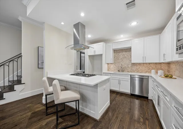 Photo 2 of Single family home for sale at 2111 Huldy St, Houston, TX 77019 | MLS# 54583769 | Listing updated on 2026-09-12